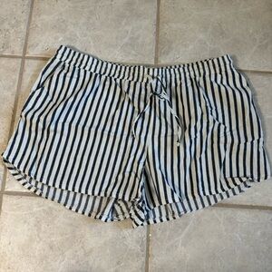 Universal thread striped shorts, size XL